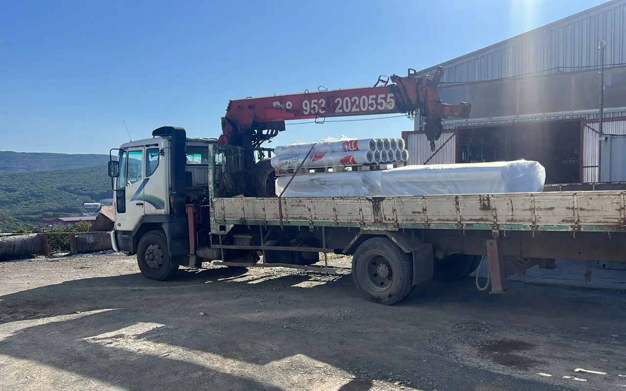 Манипулятор 10 тонн перевозит металлоконструкции во Владивостоке